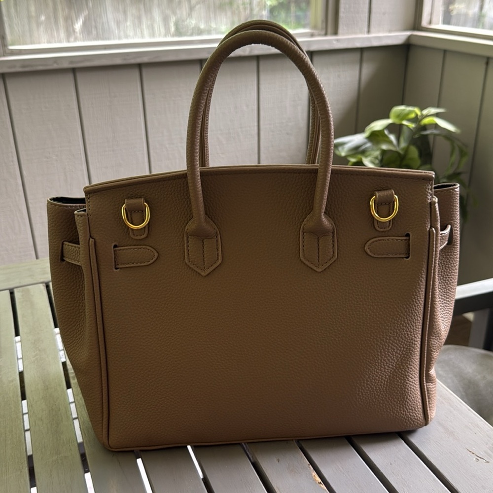 Elegant Tan Leather Handbag - Picture 5 of 8